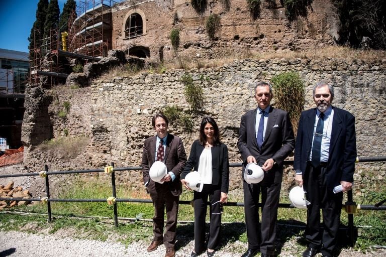 Mausoleo di Augusto. Lassessore Luca Bergamo la sindaca Viriginia Raggi il Presidente della fondazione TIM Giuseppe Recchi e il Sovrintendente Claudio Parisi Presicce Rinasce il Mausoleo di Augusto a Roma. Restaurato con i 6,5 milioni di TIM. Ma non tutto fila