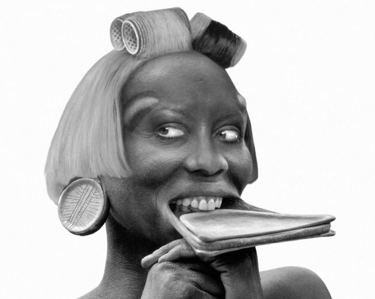 ORLAN, Femme surmas avec labret et visage de femme euro-stéphanoise avec bigoudis, 2000 © ORLAN / ADAGP