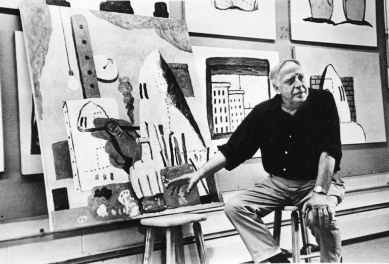 Philip Guston accanto a The Studio, 1969. Photo Frank Lloyd