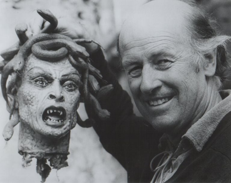 Ray Harryhausen con la testa di Medusa di Clash of the Titans (1981)