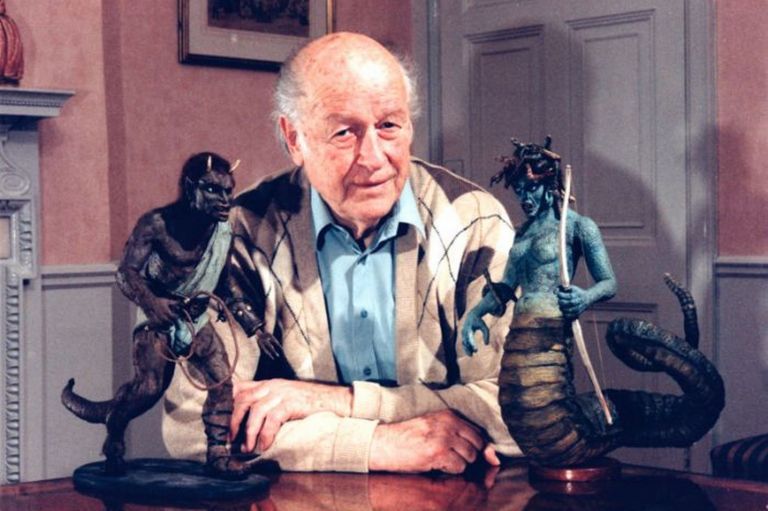 Ray Harryhausen con un paio dei suoi mostri