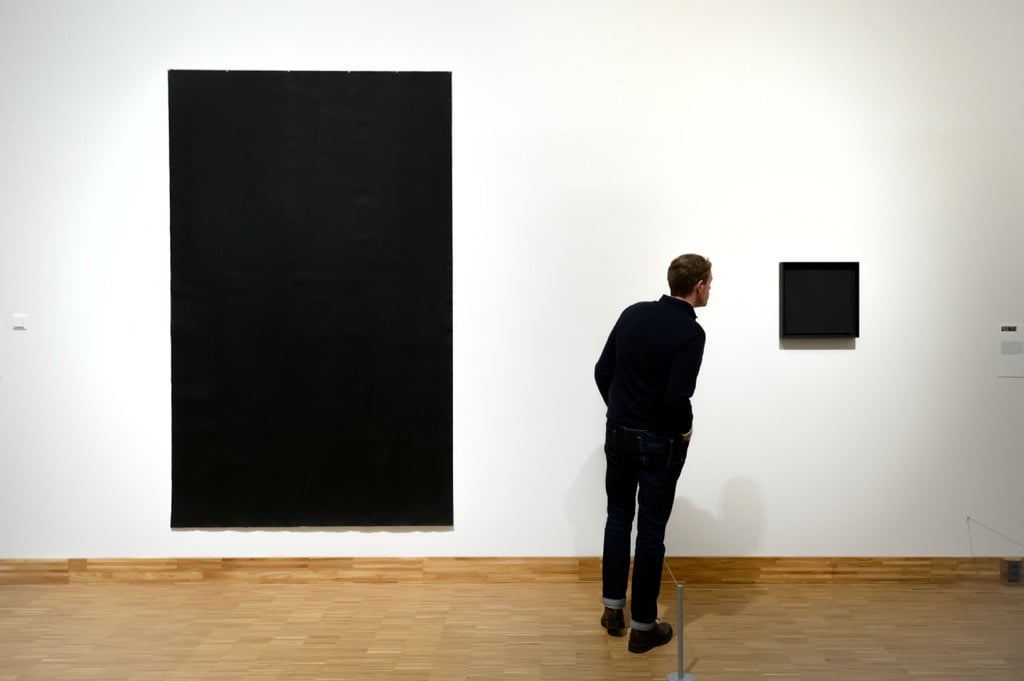 Richard Serra, 2 14, 1977 (sx) Ad Reinhardt, Abstract Painting, 1960 (dx). Kunsthal KAdE Amersfoort. Photo Mike Bink