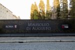 Rinascita del Mausoleo di Augusto Roma Capitale e Fondazione TIM. Pannelli palizzata esterna 2 Rinasce il Mausoleo di Augusto a Roma. Restaurato con i 6,5 milioni di TIM. Ma non tutto fila