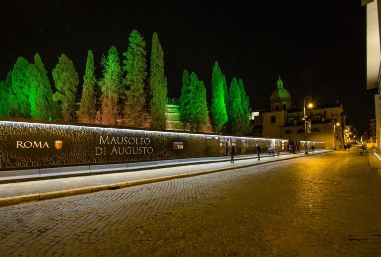 Rinascita del Mausoleo di Augusto Roma Capitale e Fondazione TIM. Pannelli palizzata esterna 2 2 Rinasce il Mausoleo di Augusto a Roma. Restaurato con i 6,5 milioni di TIM. Ma non tutto fila