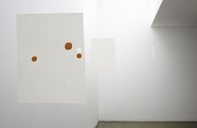 Sara Chang Yan, Escuto o Silêncio, Fala inteiro e com Precisão, 2016. Installation view at Madragoa, Lisbona