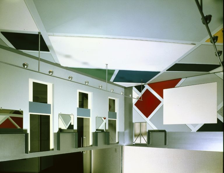 Theo van Doesburg, ontwerp Interieur Ciné-dancing van L'Aubette in Straatsburg, (1928) reconstructie 1968, schaal 1 : 4. Collectie Van Abbemuseum, foto Peter Cox