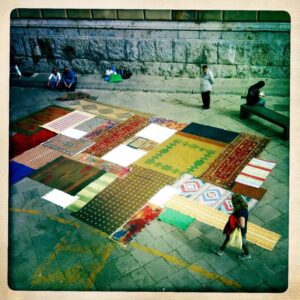 Welcome Carpet a Palermo. Un’installazione sulla multiculturalità: patchwork di tappeti e storie
