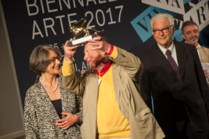 Ecco chi è Franz Erhard Walther, il miglior artista della Biennale di Venezia