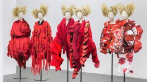 Al Met di New York una grande mostra celebra la casa di moda giapponese Comme des Garçons
