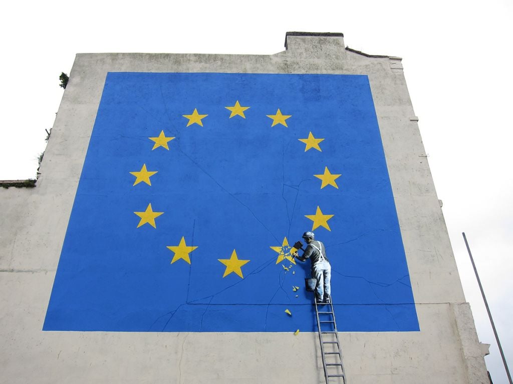 Banksy: I 10 murales politici che hanno alimentato il suo mito. Fino al wall sulla Brexit a Dover