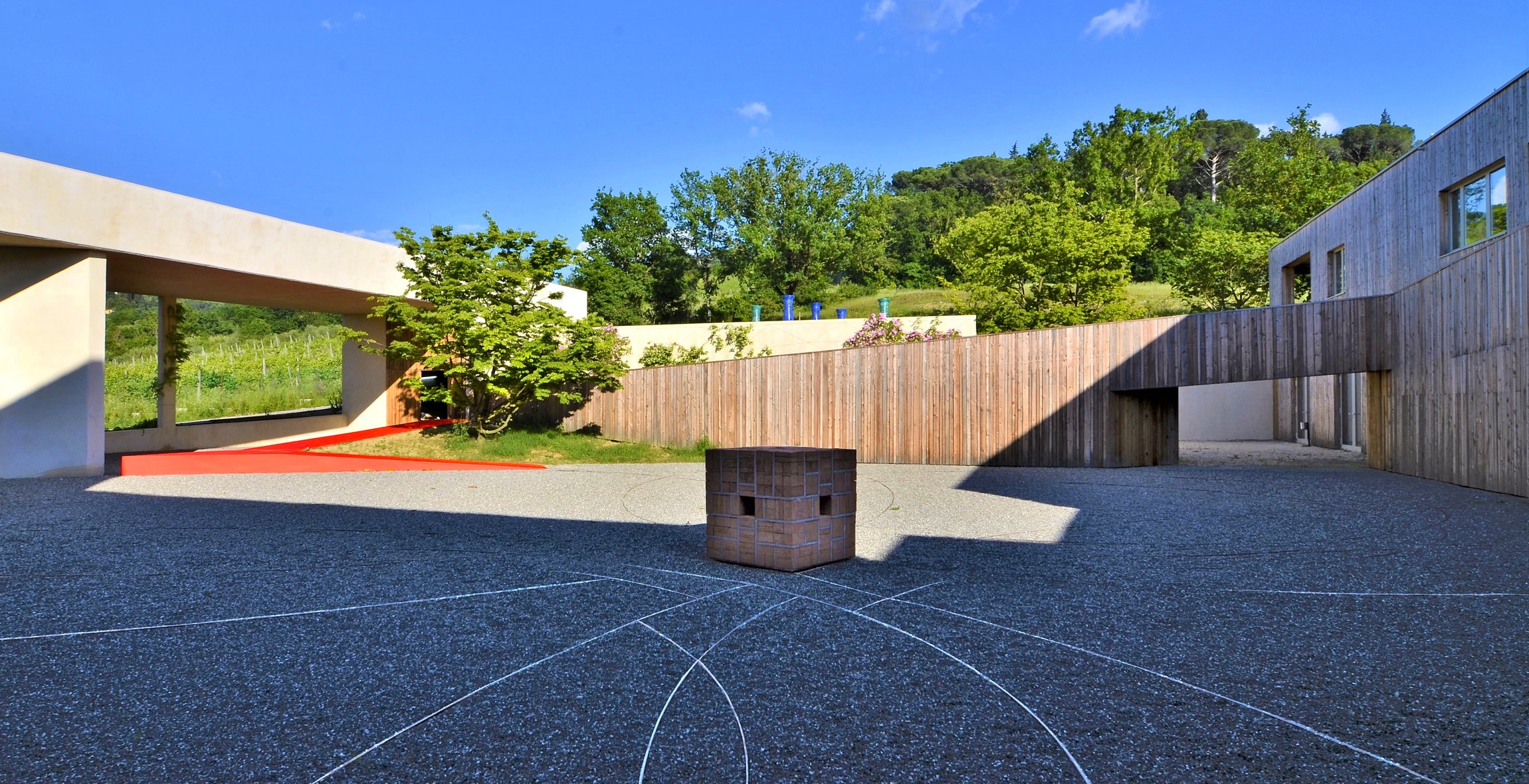 Atelier Marco Bagnoli, 2016, con Altare, 1994, e Sonovasoro, 1997-2016
