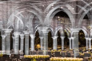 Nuova magia di Edoardo Tresoldi. Spettacolare scenografia ad Abu Dhabi, tra natura e architettura