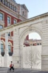 The Aston Webb Screen with gates closed, the V&A Exhibition Road Quarter, designed by AL_A ©Hufton+Crow