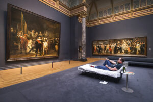 Una notte con Rembrandt. Il Rijksmuseum premia il diecimilionesimo visitatore
