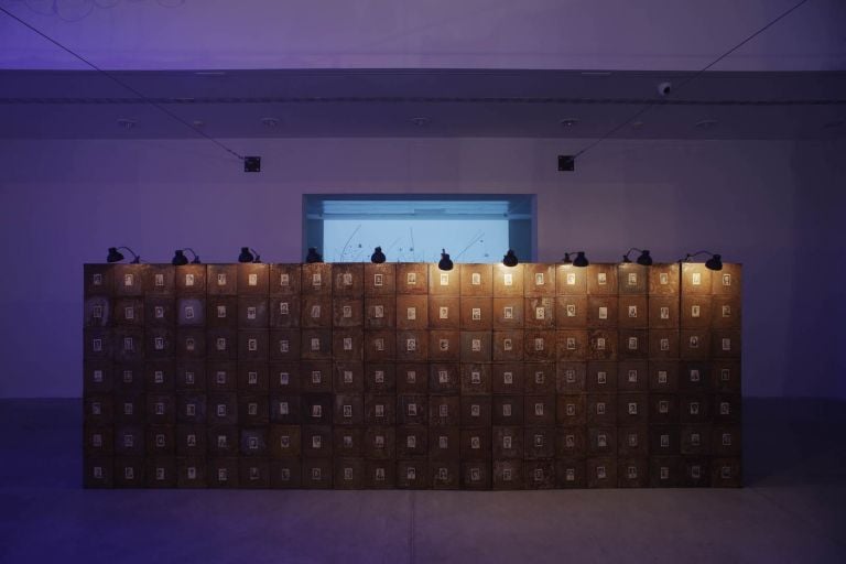 Christian Boltanski Anime. Di luogo in luogo veduta di allestimento presso / installation view at MAMbo – Museo d'Arte Moderna di Bologna, 2017 Photo credit Matteo Monti