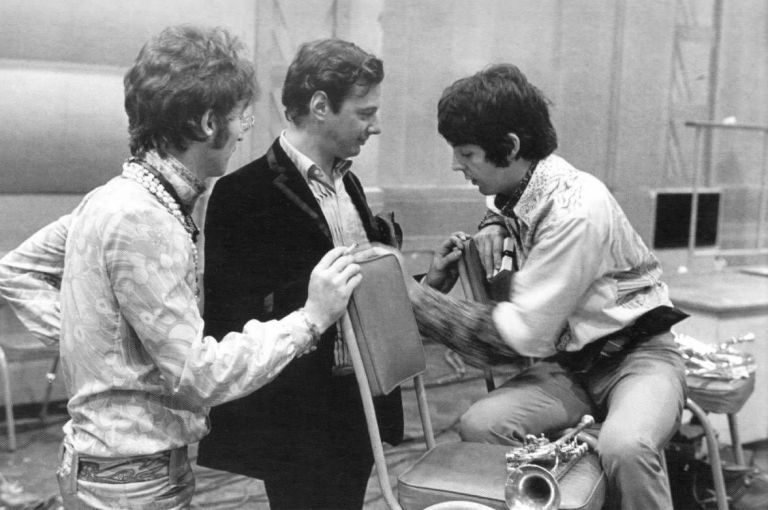 Brian Epstein con John Lennon e Paul McCartney