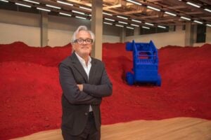 Anish Kapoor denuncia una lobby americana che incita al porto d’armi per violazione del copyright