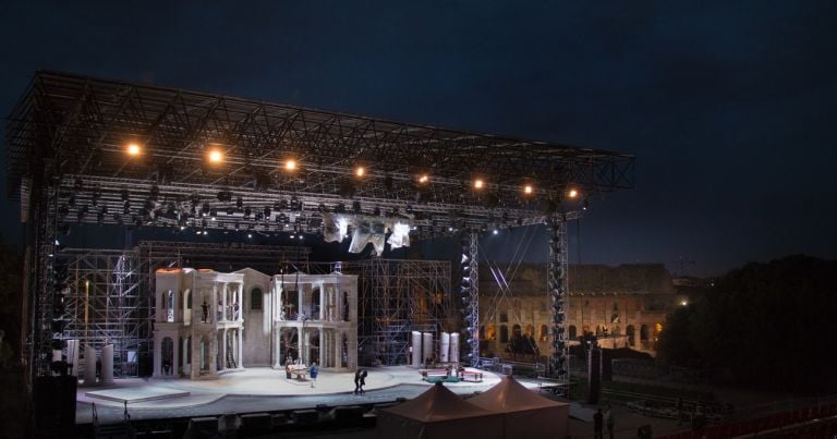 Divo Nerone Opera Rockfoto palco notte Parte il musical esagerato di cui tutta Roma parlava. Nerone, il Palatino e il palco-astronave