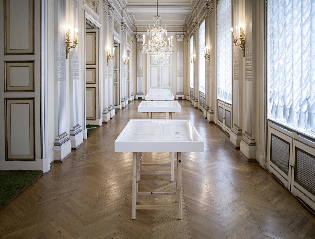 Garland Salon. Exhibition view at Ambasciata d’Italia, Vienna 2017 (al centro, un’opera di Aldo Giannotti). Photo G. Gava