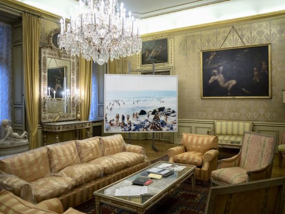 Garland Salon. Exhibition view at Ambasciata d’Italia, Vienna 2017 (al centro, un’opera di Massimo Vitali). Photo G. Gava