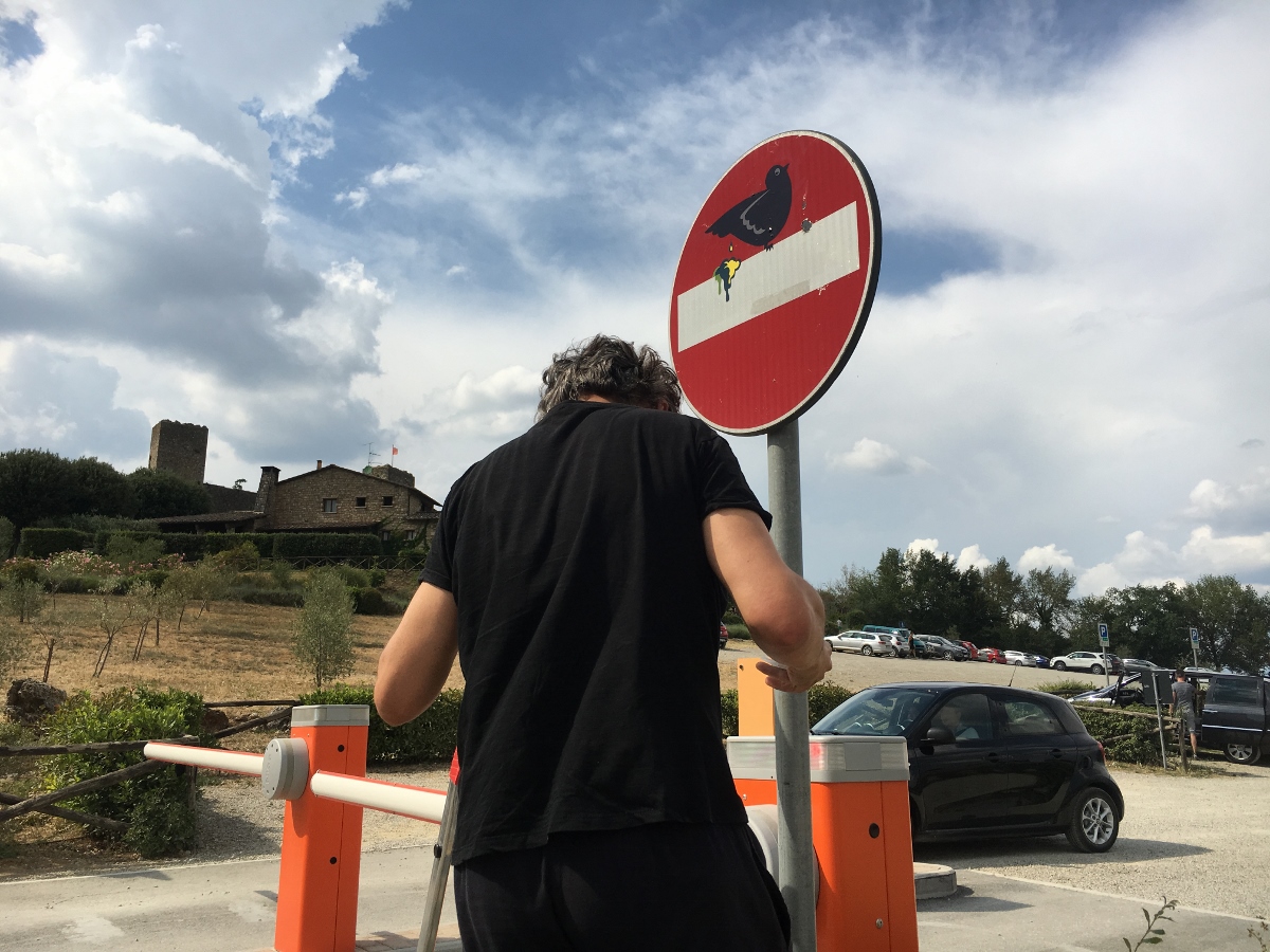 Interventi di Clet Abraham a Monteriggioni, photo by Luca Betti