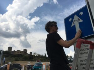 Public Art a Monteriggioni. Clet Abraham invade il borgo con 50 cartelli stradali creativi