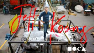 La carriera di Jeff Koons narrata da Scarlett Johansson in un video del MOCA di Los Angeles