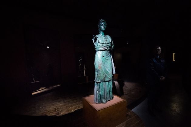 L’antica Minerva bronzea temporaneamente esposta al Palazzo Fraternita, sede di Oro d’Autore. Collezione di Gioielli Contemporanei