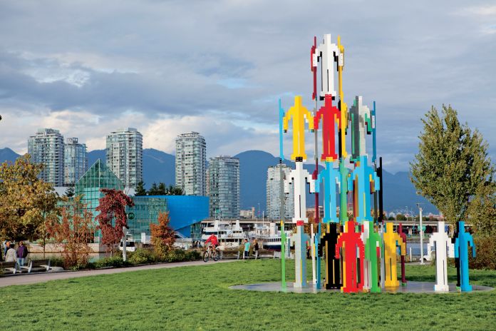 Jonathan Borofsky, Structures humaines Vancouver, 2010, 64 figures. Prêt de la Biennale de Vancouver, en collaboration avec la Collection d’arts visuels de l’Université McGill. Photo GoToVan