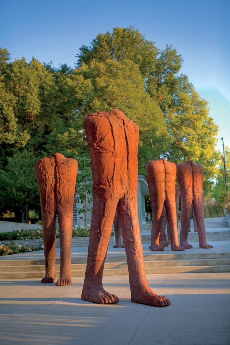 Magdalena Abakanowicz, Figures marchant (6/8), 2005, Prêt de la Biennale de Vancouver. © Magdalena Abakanowicz, courtesy Marlborough Gallery, New York. Photo Dan Fairchild