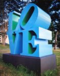 Robert Indiana, LOVE Blue Green, 1996,Buschlen Mowatt Nichol Foundation, prêt de la Biennale de Vancouver. © Robert Indiana / SODRAC (2017). Photo Dave Aharonian