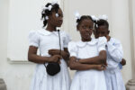Darren Ell, Fillettes haïtiennes devant la cathédrale Notre-Dame, Cap-Haïtien, Haïti, de la série « Cap-Haïtien et Shada », 2008