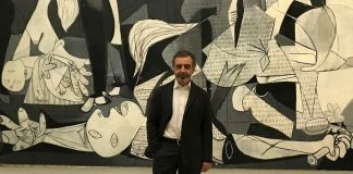 Manuel Borja Villel, ex direttore del Museo Reina Sofia. Alle sue spalle, Guernica di Picasso