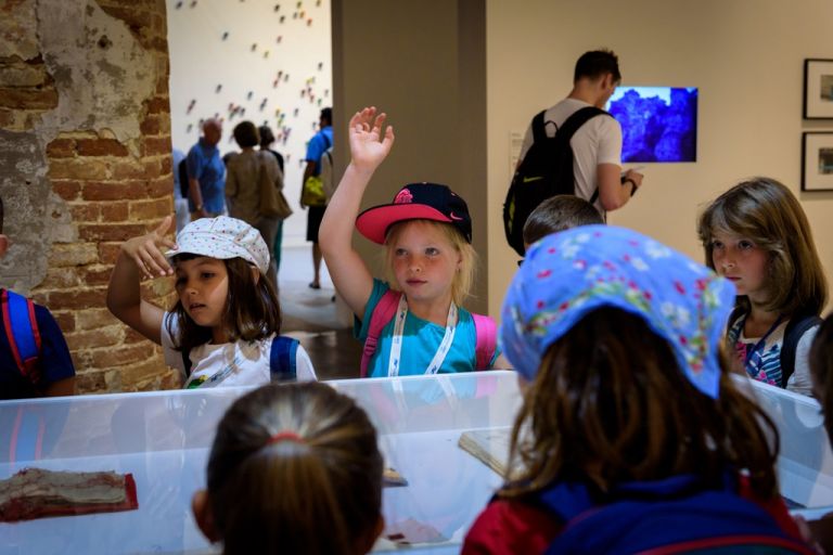 Programma Biennale Educational per alunni della scuola primaria, giugno 2017. Photo by Andrea Avezzù. Courtesy of La Biennale di Venezia