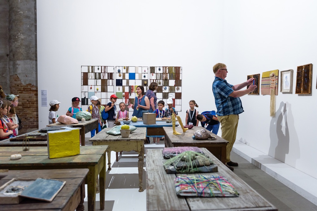 Programma Biennale Educational per alunni della scuola primaria, giugno 2017. Photo by Andrea Avezzù. Courtesy of La Biennale di Venezia