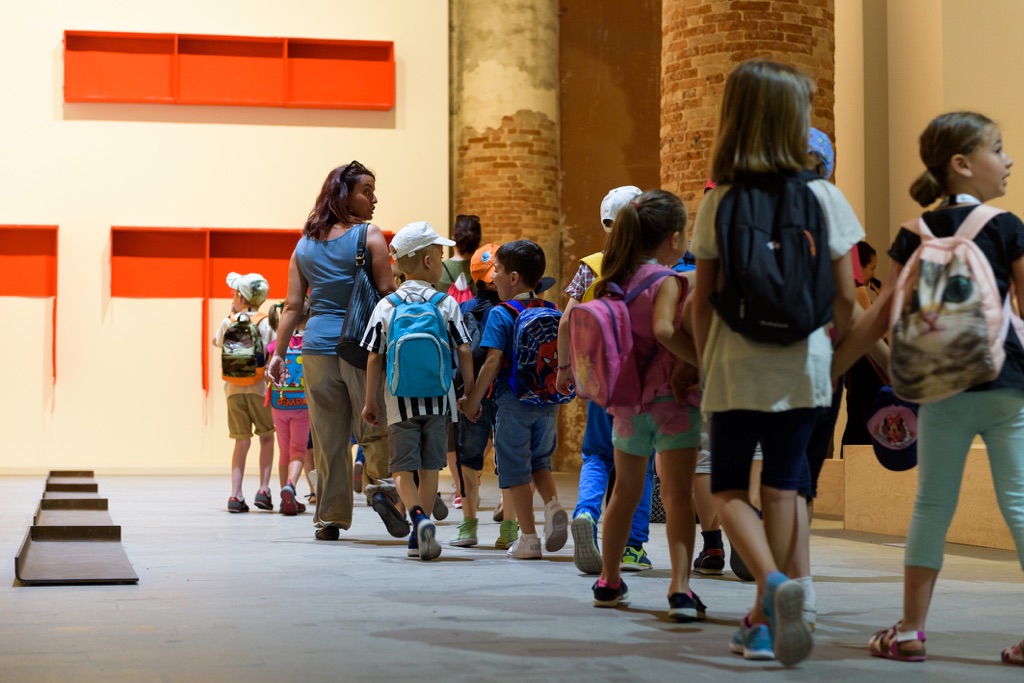 Programma Biennale Educational per alunni della scuola primaria, giugno 2017. Photo by Andrea Avezzù. Courtesy of La Biennale di Venezia