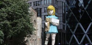 Charity di Damien Hirst - Sculpture in the City 2015