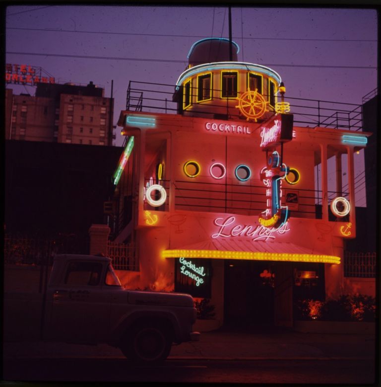 Tina Zuccoli, New York, 1964, diapositiva colore, 6x6 cm, courtesy Fondazione Fotografia Modena (Fondo Tina Zuccoli)