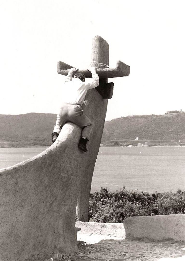 Vittorio Giorgini sul camino della Casa Saldarini il giorno della chiusura del cantiere, 1962, Baratti (LI), Courtesy Associazione B.A.Co. – Archivio Vittorio Giorgini