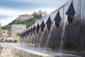 La Fontana dei due soli di Enzo Cucchi inaugura al porto antico di Ancona