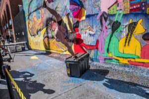 È David Choe l’artista del Bowery Wall di New York per il 2017. Le immagini del suo intervento
