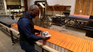 Un collezionista di collezioni. L’artista Theaster Gates si racconta in un video