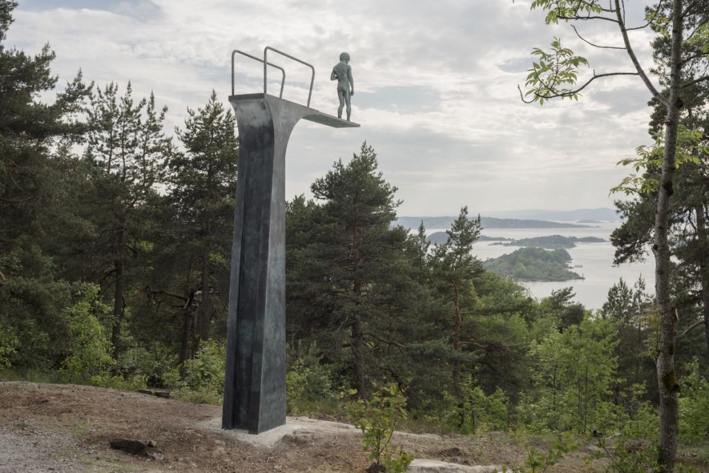 Il tuffatore bambino di Elmgreen & Dragset in Norvegia. Oslo ha una nuova scultura pubblica