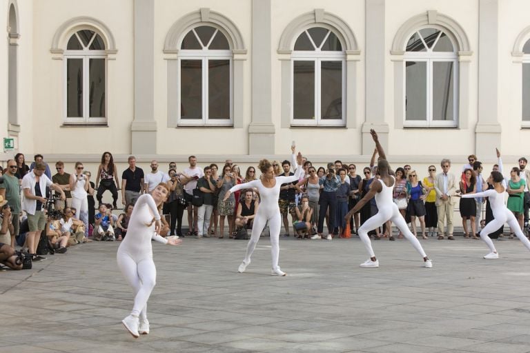 To Corpse la performance di Eddie Peake al Madre, Napoli