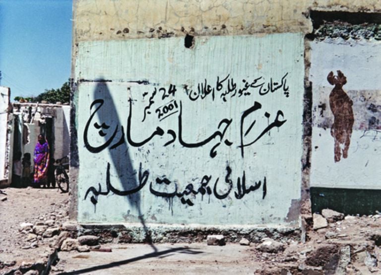 NAIZA H. KHAN, Henna Hands, 2002  Pigmenti hennè sul muro, dimensioni variabili.  Progetto site-specific vicino alla Stazione Cantonment a Karachi 