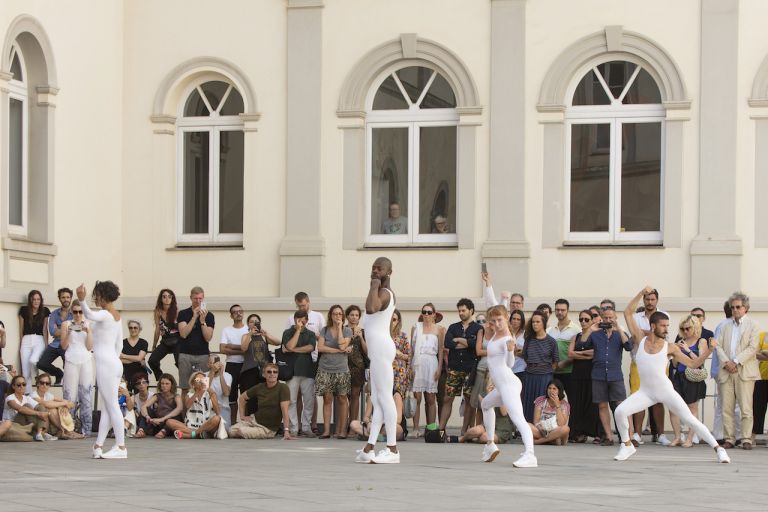 To Corpse la performance di Eddie Peake al Madre, Napoli