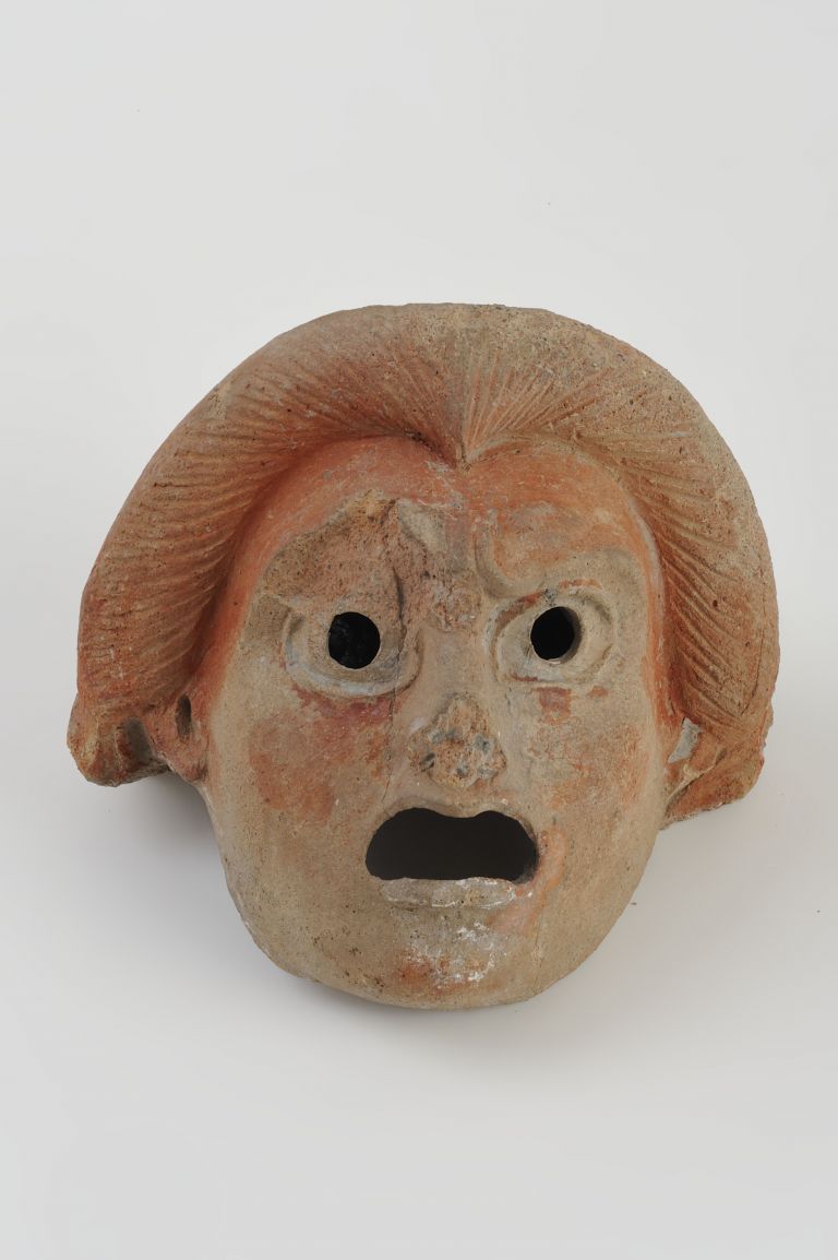 Antefissa a maschera teatrale comica (V 6), I secolo d.C. terracotta, cm 15,9×16,2, Soprintendenza Pompei, photo Roberto Della Noce e Francesco Saverio Esposito/MEF