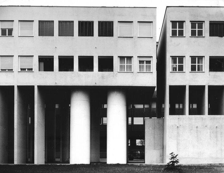 Aldo Rossi, edificio residenziale presso il quartiere Gallaratese 2, Milano, 1969-1974, ©2017 Eredi Aldo Rossi