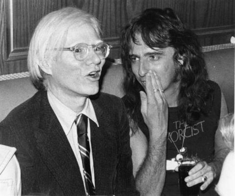 Alice Cooper e Andy Warhol nel 1974 - Ph. Bob Gruen Courtesy of Bob Gruen