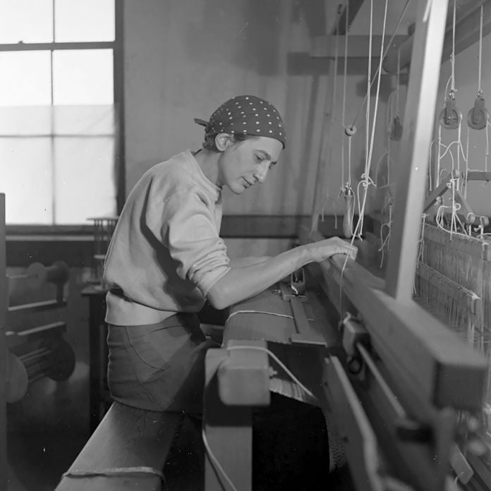 Anni Albers in her weaving studio at Black Mountain College, 1937. Photograph by Helen M. Post © The Josef and Anni Albers Foundation, VEGAP, Bilbao, 2017